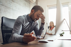 Sientes fatiga o las piernas pesadas y el cansancio se va acumulando en medida que sigues entrenando, y cuando descansas, no recuperas energías. Esto significa que tu cuerpo está constantemente usando sus propias reservas de energía (carbohidratos, proteínas, grasas) por exceso de actividad física.

