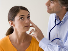 Provoca cansancio, debilidad, dificultad para respirar, mareos o dolores de cabeza. Ciertos tipos de anemia pueden ser leves, a corto plazo, y de fácil tratamiento. Algunos se pueden prevenir con una dieta saludable, otros pueden ser tratados con suplementos dietéticos. Sin embargo, ciertas anemias pueden ser graves, de larga duración, e incluso potencialmente mortales si no se diagnostican y tratan.