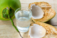 Desde hidratar la piel y mejorar el funcionamiento del sistema digestivo, hasta proteger el corazón y desintoxicar el organismo. Al agua de coco se le atribuyen estos y más beneficios debido a su gran calidad nutritiva. ¿Cuáles son verdaderos? Aquí te los presentamos y te contamos todo sobre esta fantástica bebida.
