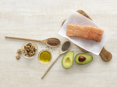 También es útil incluir alimentos como pescado, aceite de oliva o aguacate, ya que son ricos en ácidos grasos omega‑3, los cuales ayudan a estabilizar las paredes celulares y reducir la inflamación. Otra opción es recurrir a los probióticos, microorganismos que pueden encontrarse en yogures, kéfir, o leches fermentadas, y que ayudan a mantener el equilibrio de la "flora intestinal". 