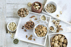 Junto con las grasas y los carbohidratos, las proteínas son imprescindibles para una buena dieta. Se las denomina el "hormigón" del cuerpo, ya que son el principal componente que da estructura a las células y son necesarias para el crecimiento y la reparación de los tejidos. Podemos hallarlas en las carnes, clara de huevo, legumbres, semillas, frutos secos, lácteos, o soja y sus derivados.