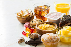 Si bien es importante mantener una alimentación saludable, los expertos señalan que también lo es evitar alimentos que son ricos en azúcar o grasas saturadas. Esto se debe a que pueden causar inflamación y acelerar el envejecimiento. Ejemplo de esto es el tocino, pan, cereales dulces, almidón de maíz, donas, comida rápida, harina, alimentos fritos, y helados, entre otros. 