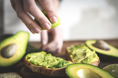 El aguacate, avocado, o palta es una fruta cremosa con abundante cantidad de ácidos grasos Omega 3 y vitamina E, compuestos esenciales para el cuidado de la piel, que favorecen una profunda hidratación, y disminuyen el riesgo de flacidez.