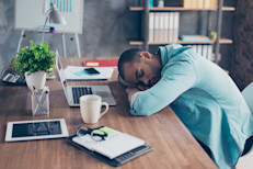Una vez más: no. Las siestas pueden ayudarte a descansar, si tuviste una mala noche, pero nunca sustituirán las horas de sueño que necesitas. 