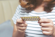 El estrógeno facilita el crecimiento de la endometriosis. Las píldoras anticonceptivas y otros medicamentos que disminuyen o bloquean la producción de estrógeno pueden ser eficaces para mejorar los síntomas como el dolor.
