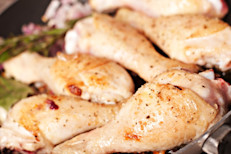 Se estima que una porción de tres onzas (85 g) de pollo contiene: 24 g de proteínas, y 3 g de grasas. Además, esta porción permite cubrir el 51% del valor diario recomendado de niacina (vitamina B3), 36% de selenio, 17% de fósforo, 16% de vitamina B6, y 10% de vitamina B12. También aporta una importante cantidad de vitamina E y K, zinc, hierro y potasio, todos nutrientes esenciales para el organismo.
