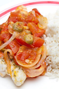 Esta receta mexicana de Huachinango (pescado) a la Veracruzana resalta por su sabor. Lleva cebolla, pimientos, papas y una deliciosa salsa de tomate condimentada con alcaparras y aceitunas. Contiene 292 calorías y 16 g de proteínas. Para aumentar la cantidad de fibra de esta receta utiliza papas con cáscara. Acompáñala con arroz blanco. Ideal para tu comida principal.