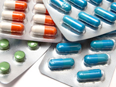 Según el Instituto Nacional de Investigación Dental y Craneofacial más de 400 medicamentos pueden hacer que las glándulas salivales dejen de producir saliva, entre ellos, los que tratan la presión arterial y la depresión.