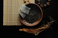 Se cree que las infusiones de esta planta pueden ayudar al cuerpo a amoldarse a situaciones estresantes. También se le atribuyen propiedades anticancerígenas, antioxidantes, afrodisíacas y vigorizantes. 