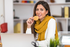 Elige las galletas sin sabor o saladas y evita las de queso o saborizadas. También puedes consumir todos los pretzels simples y las papas fritas simples, las tostadas integrales y los chips de maíz. Evita los Pringles, Doritos, chips de jalapeño y la mayoría de los snacks sazonados.