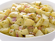 Otro clásico platillo que se disfraza de 'saludable' es la ensalada de papas o fideitos aderezadas con mayonesa. Una taza pequeña de esta delicia contiene unas 150 calorías y 12 gramos de grasa. Mucho más que, por ejemplo, la ensalada de repollo o la versión "alemana" de la ensalada de papas, que utiliza menos mayonesa y más vinagre.