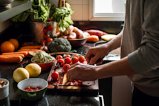 Una dieta equilibrada, baja en alimentos azucarados, pegajosos y ácidos, es fundamental, ya estos pueden erosionar el esmalte dental y causar caries. Opta por frutas, verduras, cereales integrales y proteínas magras. Estos alimentos no solo son buenos para tu salud bucal, sino también para tu salud general.