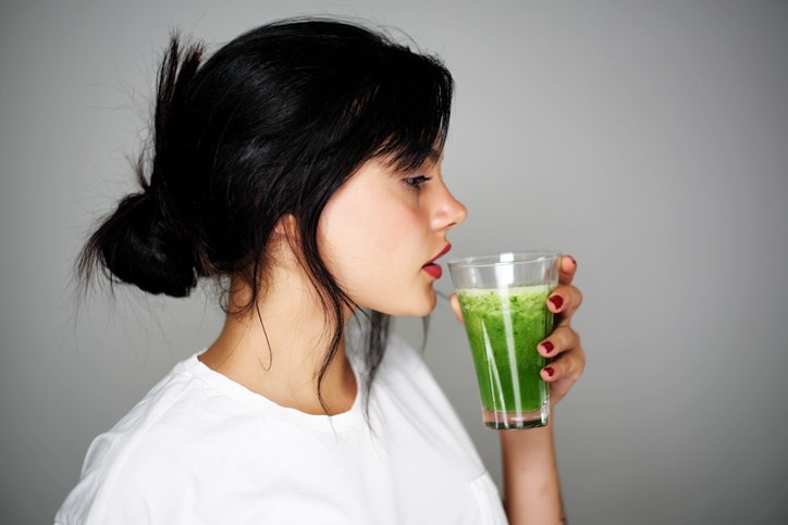Promueven la eliminación de las impurezas y toxinas, proponen ayudar a limpiar el organismo, ayudar a bajar de peso y otras tantas ventajas. Se nos ofrece por todos los medios propaganda variada y tentadora sobre estos planes, pero ¿en verdad el cuerpo necesita desintoxicarse? y fuera así ¿sirve de algo? Los expertos médicos nos cuentan qué hay detrás de las promesas de las dietas detox.
