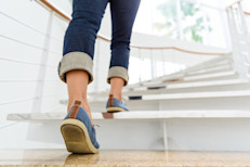 Si tienes que llegar al undécimo piso, sube por las escaleras todos los pisos que sean posibles y luego toma el elevador el resto del camino. Subir escaleras es una de las actividades más fáciles que puedes hacer para quemar calorías sin tener que ir al gimnasio.

