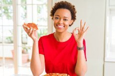 En tu dieta keto puedes incluir esta opción de pizza baja en carbohidratos. Contiene sólo 6 gr de carbohidratos por porción. Te encantará su sabor y consistencia recién salida del horno. Si quieres reducir calorías agrega vegetales en lugar de pepperoni.
