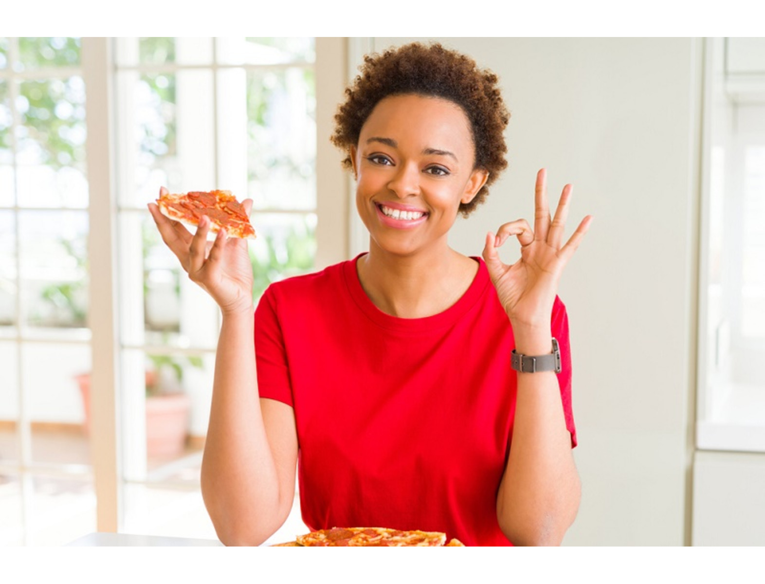 En tu dieta keto puedes incluir esta opción de pizza baja en carbohidratos. Contiene sólo 6 gr de carbohidratos por porción. Te encantará su sabor y consistencia recién salida del horno. Si quieres reducir calorías agrega vegetales en lugar de pepperoni.