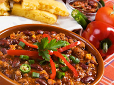 De acuerdo con la Dra. Sarah Remmer, del College of Dietitians, en Alberta, Canadá, "La comida picante estimula una alta producción de ácido en el estómago, por lo que si la comes antes de ir a la cama es probable que sufras reflujo y ahogo: estar acostado propiciaría que la comida y el ácido regresaran del estómago hacia el esófago".