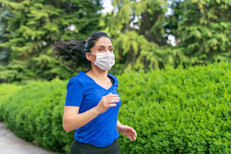 Cualquier rasgadura en la máscara la volverá ineficaz, ya que no permitirá cubrir correctamente. Esto también se aplica a las tiras o elásticos desgastados que no permiten que la mascarilla se ajuste a la cara. Y recuerda, las máscaras desechables deben tirarse tras su uso, mientras que las reutilizables deberán lavarse para eliminar cualquier patógeno que pudiera albergarse en ellas.