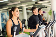 Encuentra y practica la actividad física ideal para ti. Desde una rutina diaria de ejercicio, tu deporte favorito, bailar o simplemente caminar diariamente o por lo menos 150 minutos por semana. Es importante incrementar tu gasto de energía al realizar actividades cotidianas como puede ser hacer jardinería, subir escaleras, hacer actividades domésticas o incluso limpiar la casa. 
