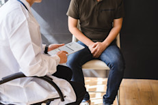 Los médicos pueden evaluar la prosopagnosia mediante pruebas como el Test de Reconocimiento Facial de Benton o Memoria de Reconocimiento de Caras de Warrington. Se busca que los pacientes reconozcan rostros familiares o que nunca vieron, hallen diferencias o similitudes, detecten señales emocionales o evalúen cierta información, como sexo y edad, a partir de los rostros.
