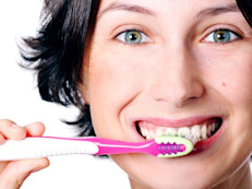 Las personas con diabetes pueden tener problemas en los dientes y las encías con más frecuencia si sus niveles de glucosa en la sangre permanecen altos. Los dientes incluso pueden llegar a caerse. Por su parte, las personas que fuman, tienen más riesgo de sufrir problemas en las encías. 