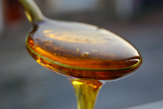 Es uno de los ingredientes naturales más preciados en las rutinas de belleza debido a su riqueza vitamínica y las enzimas naturales que contiene. Diferentes estudios encontraron que aplicar un poco de miel sobre la piel afectada, además de aliviar la comezón, puede ayudar a sanar más rápido. Se debe diluir con un poco de agua tibia y aplicar en las áreas afectadas con un suave masaje.
