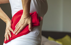 Para aliviar el dolor de espalda, los expertos recomiendan relajarse y aplicar terapia de frío en la zona afectada, con hielo o bolsas de gel. Se puede continuar con las actividades diarias mientras no se produzca dolor. El ejercicio regular con una técnica adecuada y una buena posición fortalecerá la espalda y prevendrá el dolor.
