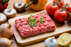 La carne picada puede ser una verdadera delicia en tu mesa, pero antes debes tener en cuenta algunos detalles para que su consumo sea saludable. Aquí te contamos todo lo que necesitas saber al comprarla, conservarla y prepararla. ¡Y también te dejamos una rica receta!