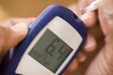 Además de los beneficios antes desarrollados, el consumo de pistachos se asocia a otras bondades, como prevención de la diabetes, fortaleza cutánea (gracias a que posee ácidos grasos saludables y vitamina E) y mejor flujo sanguíneo (dado que estimula la absorción de hierro, mineral necesario para producir glóbulos rojos).