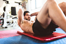 Las flexiones o crunches parecen ejercicios muy sencillos. Lo cierto es que al hacerlos trabajas y fortaleces tus abdominales.