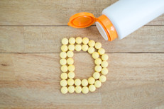 Una exposición regular a la luz solar ayuda a obtener vitamina D, que luego es absorbida por el hígado y los riñones para ser trasportada al resto del cuerpo, y así, crear células sanas (incluidas las cutáneas). Según los expertos, otros beneficios que tiene para piel incluyen el tratamiento de la psoriasis, la reducción de la inflamación y el control de la irritación. 