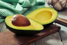 De la misma forma que existen alimentos que pueden beneficiar la salud de los riñones, otros pueden dañarla. Los hallazgos de distintas investigaciones señalan que deberíamos reducir el consumo de carnes rojas, aguacates, productos salados, bebidas azucaradas, plátanos, conservas, embutidos y alcohol para cuidar nuestra salud renal. 