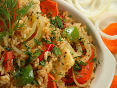 El bacalao es el pescado tradicional en esta fecha. Pero hay que tener el cuidado de eliminar el exceso de sal. El guiso se prepara con tomate, ajo, cebolla, ají y papas o arroz, y aporta 450 calorías por porción.También queda muy bien en sopa, con abundante salsa de tomate.

