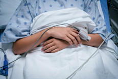 Los especialistas también señalan que la árnica es más eficaz que el placebo cuando se usa para el tratamiento del dolor postraumático y postoperatorio, edema y equimosis. También puede representar una alternativa válida a los antiinflamatorios no esteroideos, al menos cuando se trata de afecciones leves.