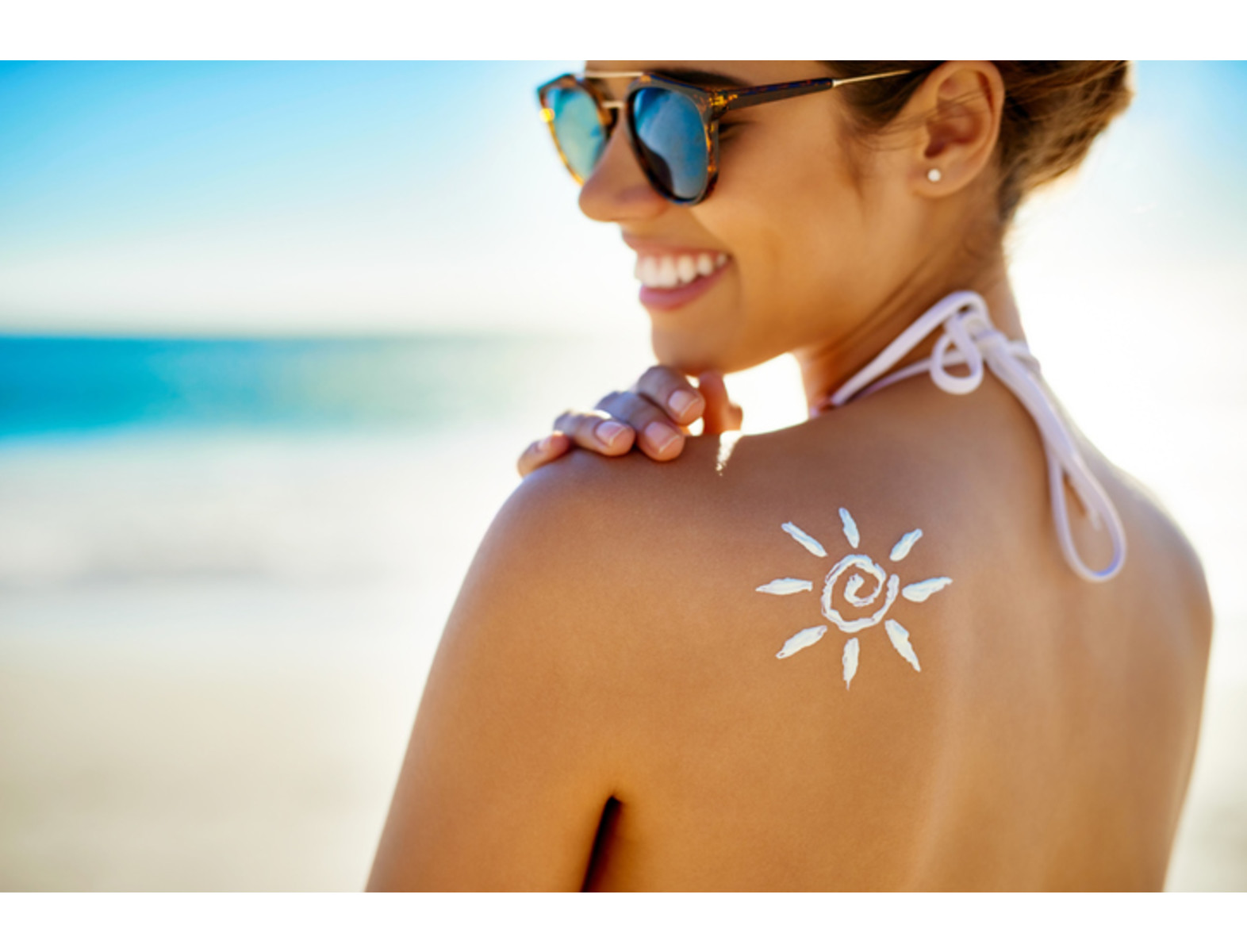 El exceso de sol o la falta de protección adecuada pueden provocar, ampollas, dolor y enrojecimiento de la piel. Si la quemadura es leve, puedes recurrir a estas ideas que se han hecho muy populares por su efectividad y sencillez. Peor recuerda, si la lesión es grave, deberás consultar a un especialista cuanto antes.