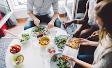 Falso. Los estudios han demostrado que las personas que siguen una dieta vegetariana, en promedio, ingieren menos calorías y grasas. Pero seguir una dieta vegetariana no garantiza un descenso de peso, ya incorporar los granos o comer verduras en cantidad, también puede aportar calorías.