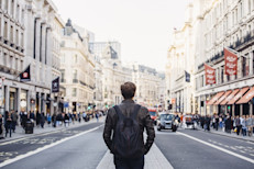 ¿Es la palabra "introspección" sólo una metáfora? ¿Podría ser que no nos estamos mirando a nosotros mismos, sino que producimos una autoimagen halagadora que niega las fallas? La investigación sobre el autoconocimiento ha proporcionado mucha evidencia para esta conclusión: aunque creemos que nos estamos observando claramente, nuestra imagen de nosotros se ve afectada por procesos inconscientes.