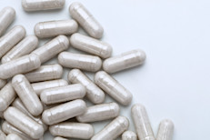 El uso de productos de zinc de forma intranasal, como geles o hisopos nasales, puede provocar la pérdida del sentido del olfato con efecto prolongado y tal vez permanente. Sin embargo, la Administración de Alimentos y Medicamentos de EE. UU. (FDA) no advirtió que se dejaran de emplear varios de estos productos, que se venden como remedios para los resfriados.