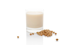 La proteína de soya y las isoflavonas son los componentes con los mayores beneficios para la salud sugeridos para los alimentos de soya. Los diferentes alimentos de soya proporcionan diferentes cantidades de proteínas. Por ejemplo, 100 g de leche de soya proporcionan alrededor de 3 g de proteína mientras que la misma cantidad de tofu o queso de soya puede proporcionar tres veces esta cantidad.