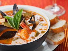 En cuaresma se comen empanadas de mariscos, queso o verduras, pero lo más habitual es el pescado y los mariscos. Prefiere preparar el pescado al horno en lugar de frito para disminuir calorías. Un filete delgado al horno tiene 200 calorías. Los mariscos se cocinan en una rica sopa, y cada porción tiene 450 calorías, puedes disminuir el tamaño de porción.
