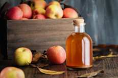 Desde la medicina popular se ofrece como alternativa al tratamiento de este problema, beber vinagre de manzana (2 cucharada por taza de agua), con el objetivo de equilibrar el pH vaginal. También se promueve incorporar ajo en la dieta, por sus propiedades antibacterianas. Sin embargo, estas prácticas carecen de sustento científico. Si decides emplearla, consúltalo con un profesional.
