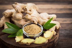 Es uno de los mejores alimentos contra el reflujo ácido, de hecho, se ha empleado a lo largo de la historia como un antiinflamatorio natural y para tratar afecciones gastrointestinales. Puedes combinar su rayadura con fruta fresca, usarlo para sazonar carnes, o aprovecharlo molido, para agregarlo en jugos, sopas y preparar infusiones.