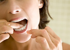 El hilo dental es prácticamente igual de importante que el cepillo de dientes, aunque muchas veces su uso se pasa por alto. Es una herramienta indispensable para eliminar la placa y los restos de comida entre los dientes, zona en la que pueden vivir bacterias que causan caries y que el cepillo no alcanza. Utilízalo al menos una vez al día para prevenir la formación de sarro y mantener tus dientes sanos.