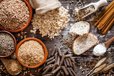 Casi todos los cereales son buenos ya que contienen fibra que previene la inflamación, sólo que debes evitar los que tienen nueces, pasas, chocolate, frutas secas, aspartamo, mantequilla de maní o coco. 