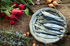 Algunos pescados como el salmón, atún, trucha o sardinas aportan ácidos grasos Omega 3, las grasas saludables que tienen un increíble poder cerebral. Esto se debe a que disminuyen los riesgos de accidentes cerebrovasculares y demencia, retrasan el deterioro cognitivo y juegan un papel vital en la conservación de la memoria.
