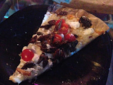 La inclusión de insectos en algunas recetas contemporáneas ofrece la posibilidad de obtener mayor potencial alimenticio. En algunos restaurantes de México se ofrecen pizzas de insectos con chapulines, gusanos de maguey y escamoles (huevecillos inmaduros de las hormigas Liometopum).