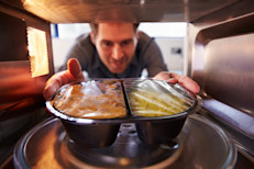 Usa sólo recipientes aptos para hornos microondas. Por lo general, no se deben usar contenedores metálicos ni papel de aluminio. Si un plástico no es apto, podría derretirse.