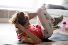 Nadar, caminar, hacer pilates o montar en bicicleta, cualquier opción es útil, la idea es ponerte en movimiento. Recuerda, los ejercicios localizados permiten identificar el área donde se tiene flacidez y atacarla de forma específica. Por ejemplo, si tienes mayor flacidez en la cintura y el abdomen lo más indicado será realizar flexiones.