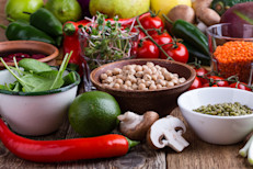 Existe una gran variedad de opciones con un bajo IG, como frijoles o guisantes, hortalizas, cítricos, batatas bayas, fresas o arándanos, tomates, pescado, granos enteros, leche y los productos descremados o todo tipo de vegetales de hoja verde. En contraposición, debes cuidarte de los siguientes alimentos: