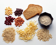 Los carbohidratos complejos (o buenos) que contienen fibra (como el arroz, pasta o pan integral) o proteínas (como las legumbres) aumentan la glucosa en sangre más lentamente, requieren menos insulina y te mantienen lleno por más tiempo. Pero incluso éstos, se deben comer con moderación: debes comer 1 taza de té o café por comida, o lo que cabe en el puño.